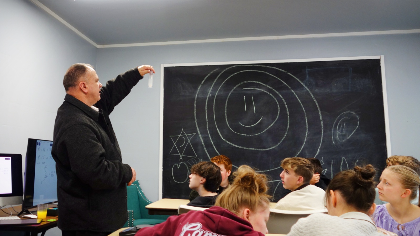 Gesse Rosa demonstrating at the chalkboard while students work